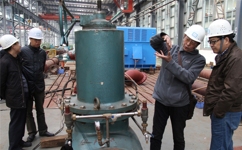 宋總在試驗臺上向瑪爾擋電站業主郭勛力講解減壓閥的原理 宋總在試驗臺上向瑪爾擋電站業主郭勛力講解減壓閥的原理